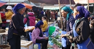 Attractive market in mountainous Y Ty commune